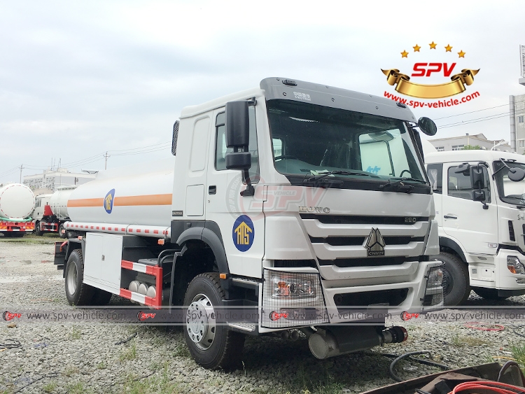 8,000 Litres Petroleum Bowser Sinotruk - RF